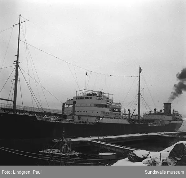 Tankfartyget Diplodon vid oljehamnen i Vindskärsvarv, dit den anlänt med bensin och brännoljor för Shell och Caltex. En serie reportagebilder med fartyg och manskap som arbetade på tankern.
Mt Diplodon var en engelsk tanker byggd 1941 för Anglo-Saxon Petroleum Co Ltd i London. Skrotad 1960 i Hongkong.
