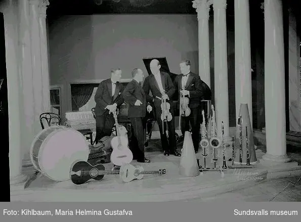 Män med musikinstrument.