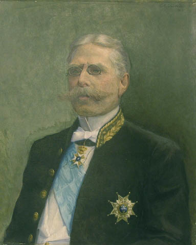 Porträtt i olja av generalpostdirektör J.E. von Krusenstjerna.

En mässingsskylt med text: "J.E. von Krusenstjerna, Generalpostdirektör 1889-1907" hör till. Duken är fäst på en plåt.