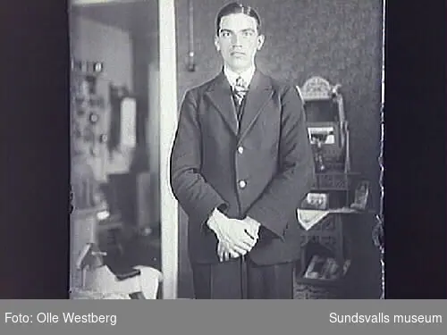 Richard Westberg, bror till Olle Westberg, i den senares bostad i LO-villan, Gustavsberg.