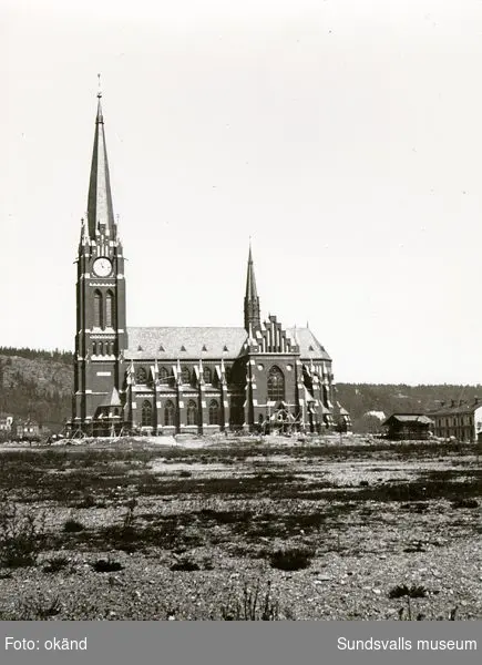 Sundsvalls kyrka (senare Gustav Adolfs-kyrkan) under uppförande. 1894 invigdes kyrkan, ritad av Gustaf Hermansson.