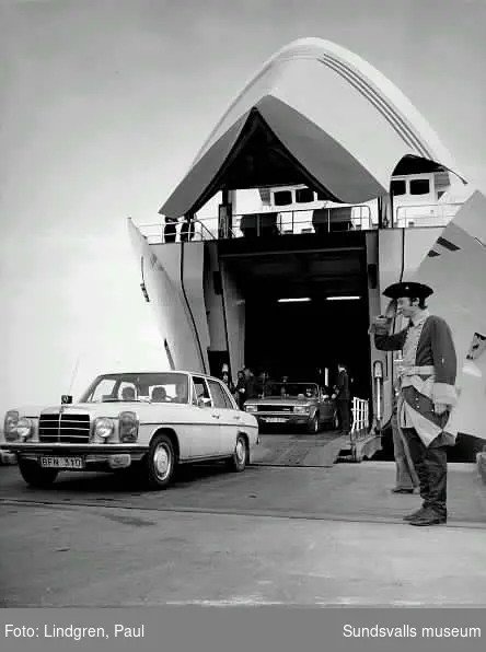 Nya finlandsfärjan Wasa Express på väg in mot färjerampen och färjeklaffen (vid sista flaggan) den 13/5 1976. Ramp och klaff för färjan byggdes 1965-66 för att underlätta bilarnas av- och påfart. I bakgrunden Sundsvalls fryshus.