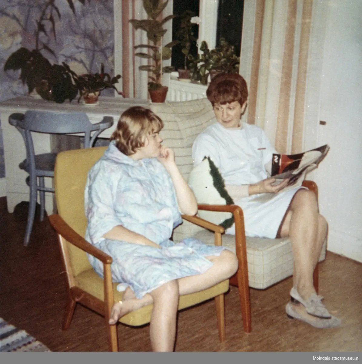 Elev och personal i vilostund på Stretered under 1970-talet.
Den tidningsläsande kvinnan är Birgitta Franzén som var anställd vid Skolhemmet Stretered 1954-1993.