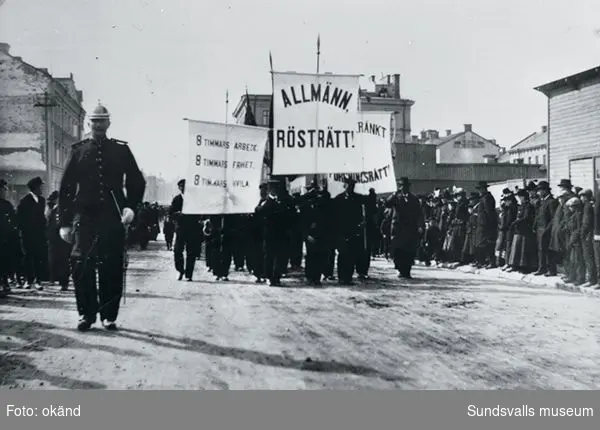 Första maj-demonstration för allmän rösträtt i Sundsvall 1899. Poliskonstapel "Lång-Olle" till vänster.