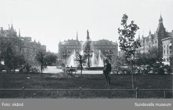 Bilden visar i förgrunden Vängåvan med Gisbergs fontän, i bakgrunden kvarteren från vänster Rätten, Stadshuset, Nyttan (Hirschska Huset), Hälsan (Granska huset), Försöket (Rahmska huset).