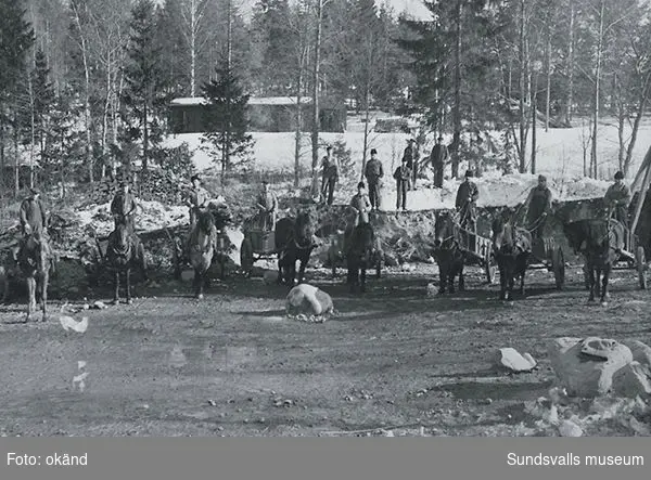 Fraktning av utfyllnadsjord till brofästena vid Sidsjön. Åkare projektanställda av Sundsvalls stad. K. G Gustafsson längst till vänster. Hösten 1938.
