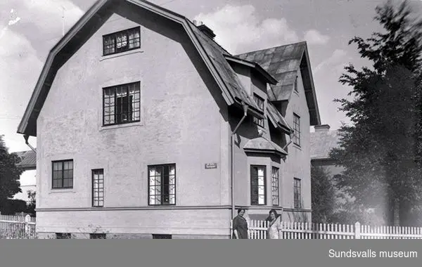 Hus uppfört 1910 av Johan August Esping i kv. Afrika, Norrmalm. t v fru Esping.