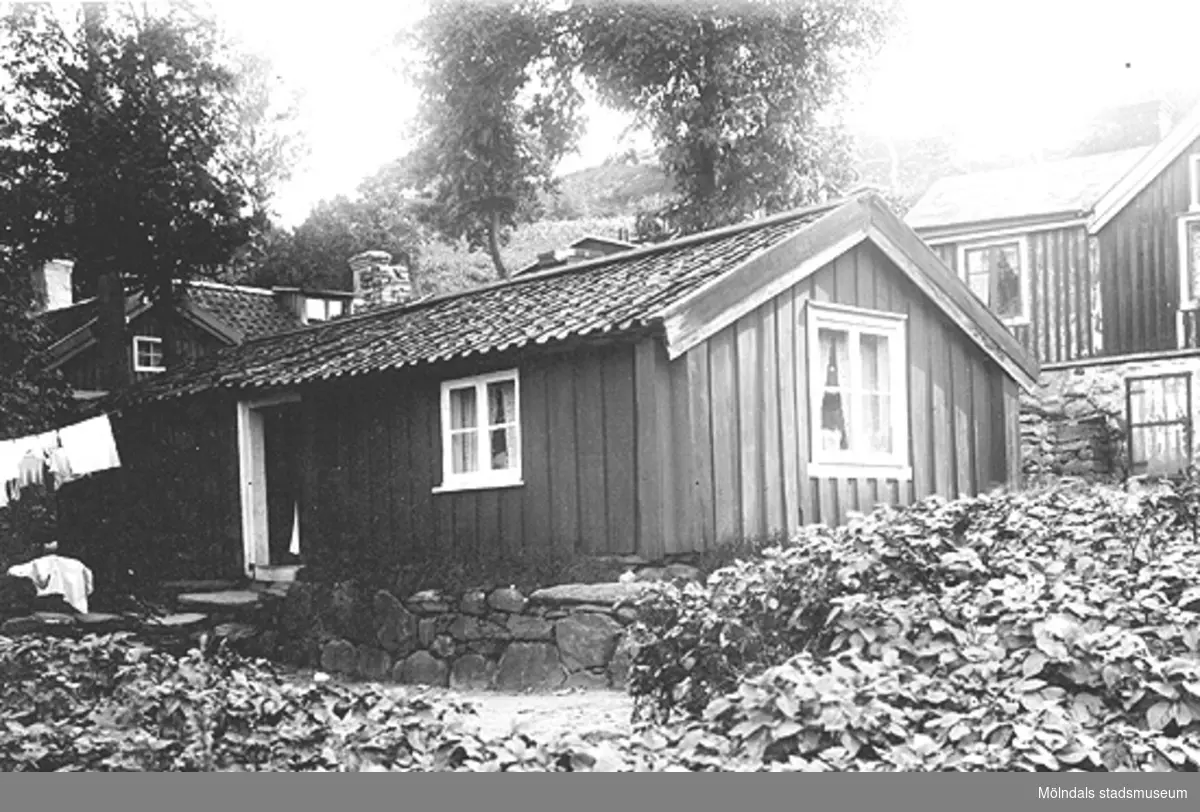 Gökebo`t och i bakgrunden Lompe-Svantes hus, år 1920. Husen låg i början av Pixbovägen (gamla Roten I), omedelbart intill den nuvarande uppfartsvägen mot Stensjöbacke.