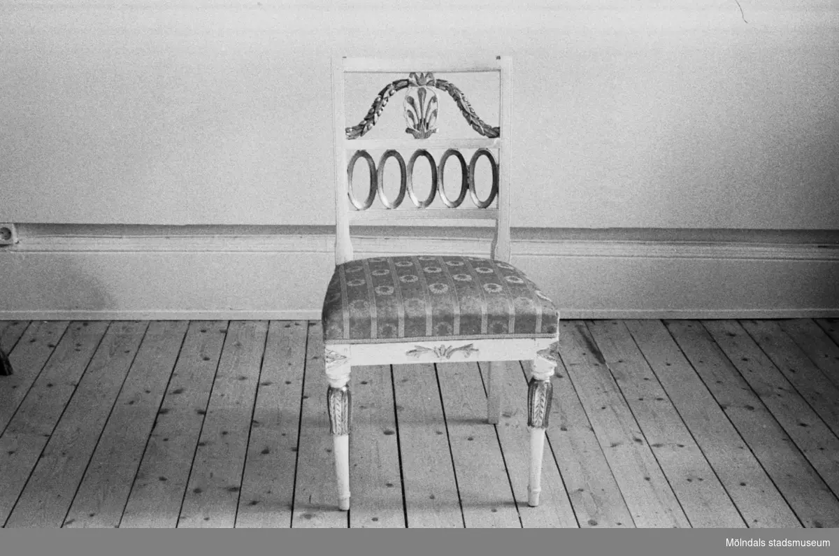 En stol tillverkad av Johannes Andersson i Lindomeby, cirka 1800. Modellen kallas för "Nollstol".