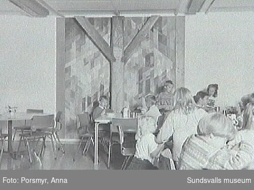 Gunnel Odenmark - Lisa Carlsson "I ljuset träder jag fram", matsalen i Stige skola.