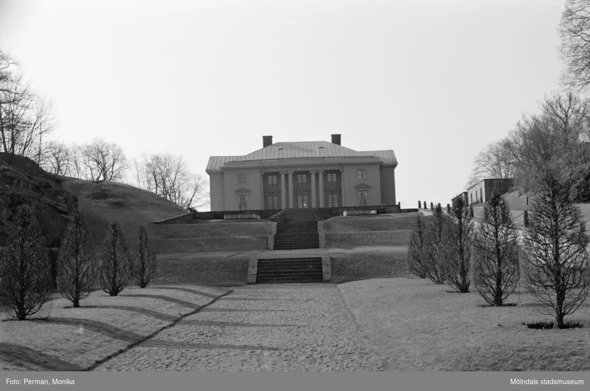 Varierande bilder som på olika avstånd visar norra och södra fasaderna samt del av parken våren 1992. Här är byggnaden framifrån.