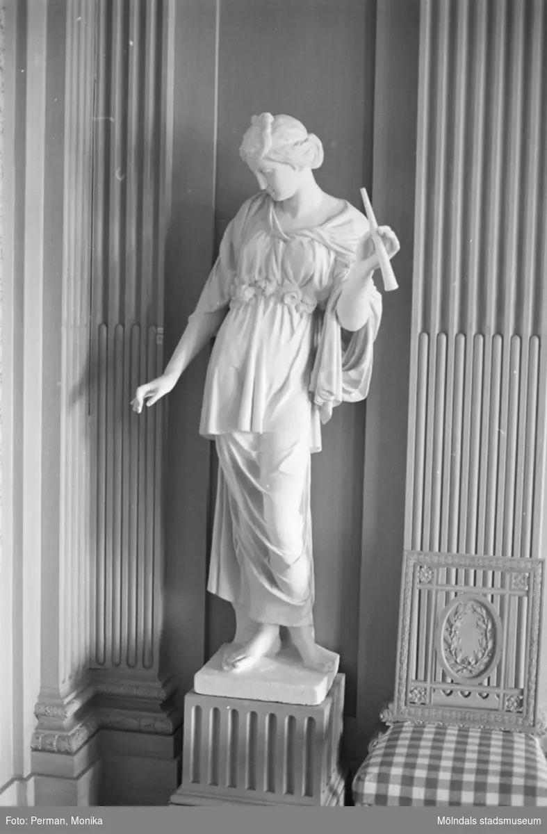 Dokumentationsbilder från Gunnebo slott våren 1992. Inredningsmiljö, konstföremål och möbler av varierande slag. Här ses en skulpterad kvinna stående på en sockel.