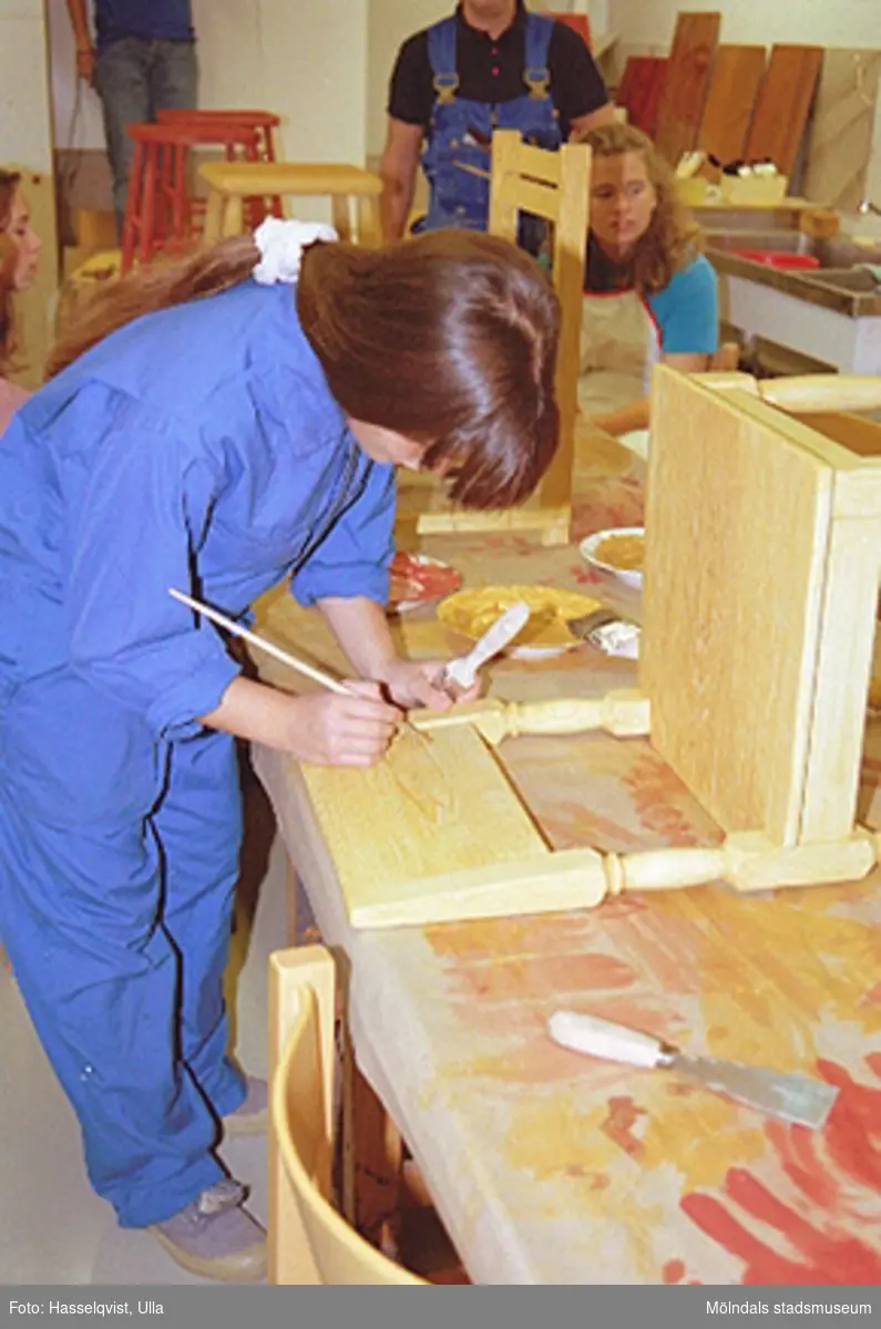 Pedagogisk verksamhet i samband med tillfällig utställning "Lindomemöbler". Bildhuggeri och ådermålning (Almåsskolan klass 8). Se även 1994_0998-1994_1034 samt 1994_1046-1994_1061.