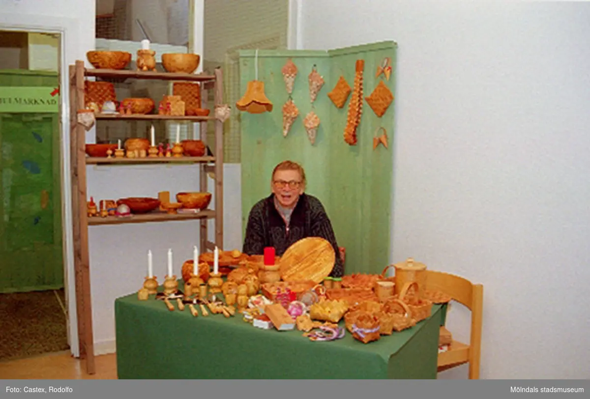 Julmarknad på Mölndals museum, 4 december 1994.
Trähantverkaren Robert Axelson från Kållered.
