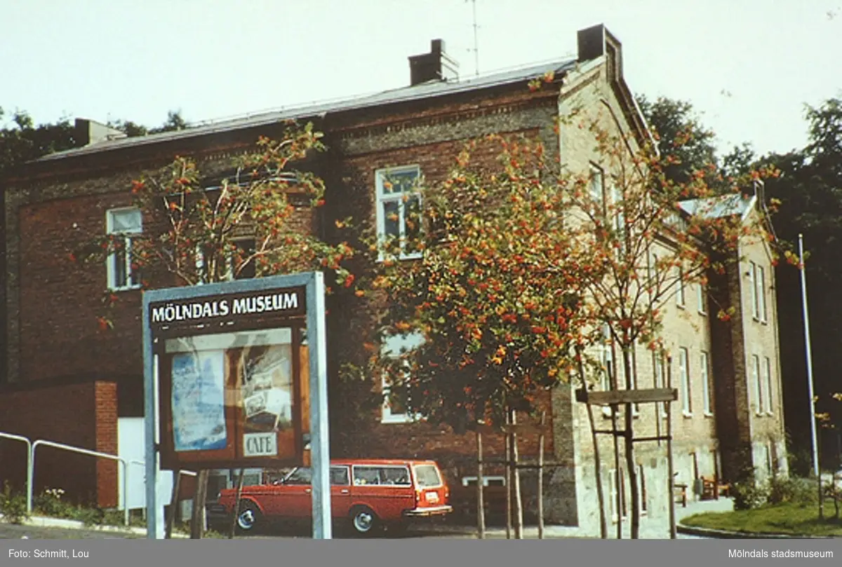 En bil står parkerad utanför f.d Mölndals museum. Norra Forsåkersgatan 19, 1987.
