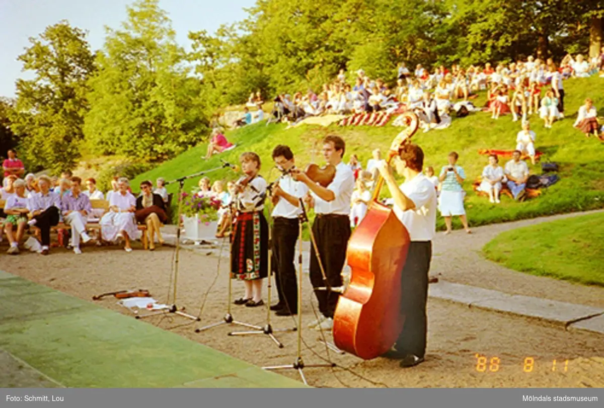 Publik i bakgrunden och musikarrangemang framför Gunnebo slott 1988-08-11.