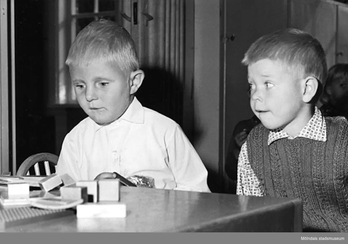 Två pojkar som leker vid ett bord. Holtermanska daghemmet 1953.