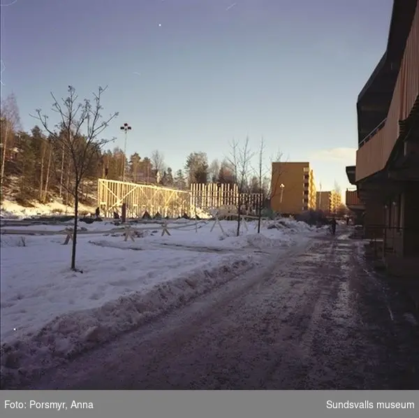 Ombyggnad  och rivning av Mitthem AB:s hyreshusbestånd på Betselvägen och Ponnyvägen i Bergsåker. I maj 1998 påbörjades en selektiv rivning i Bergsåker, som kom att omfatta fastigheterna Ponnyvägen 1 - 5, Betselvägen 22 - 24, Betselvägen 30 - 42, Betselvägen 64.
