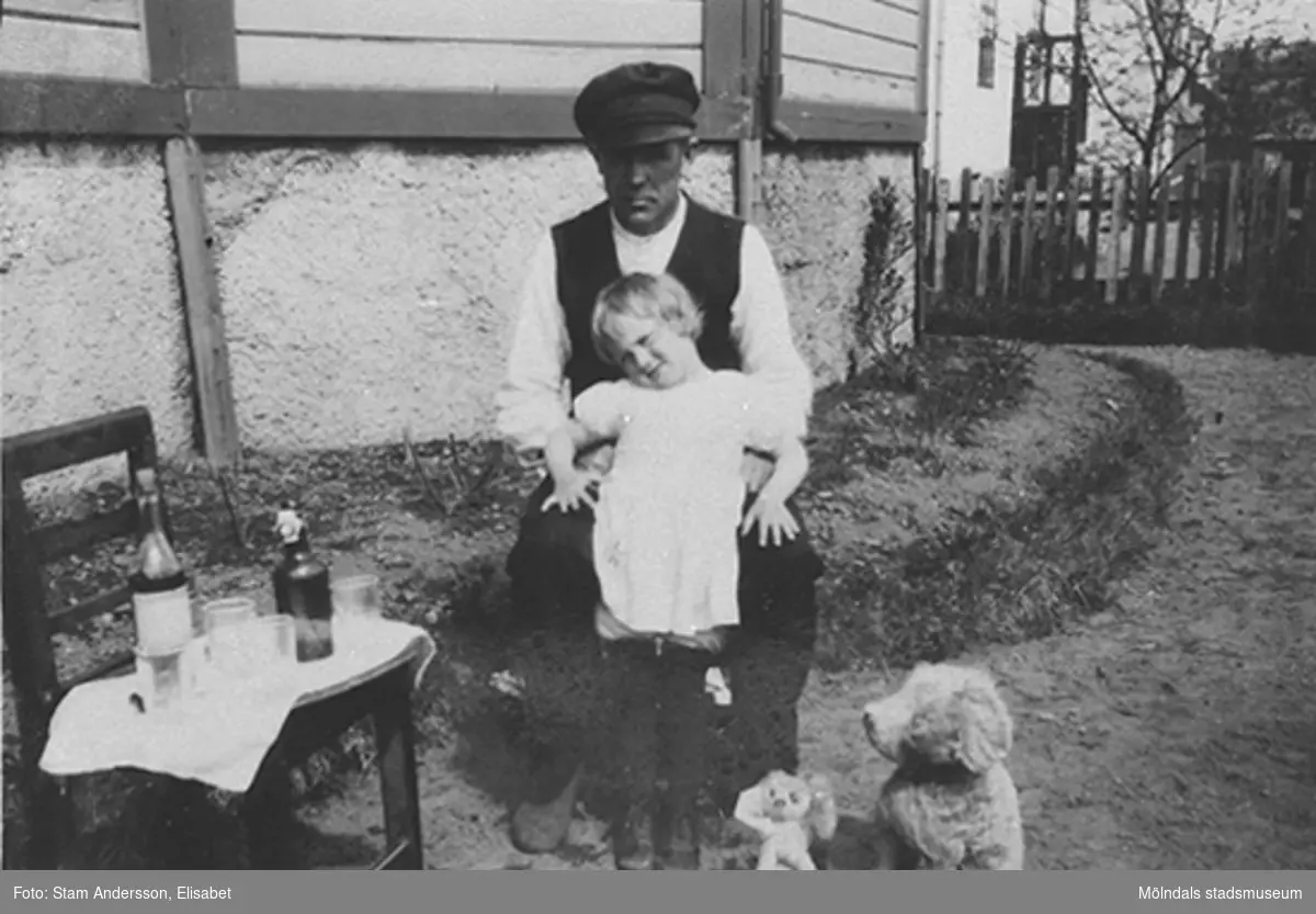 Lillemor med far Oskar Andersson och hunden Ming på Barnhemsgatan 13, 1930-talets början.