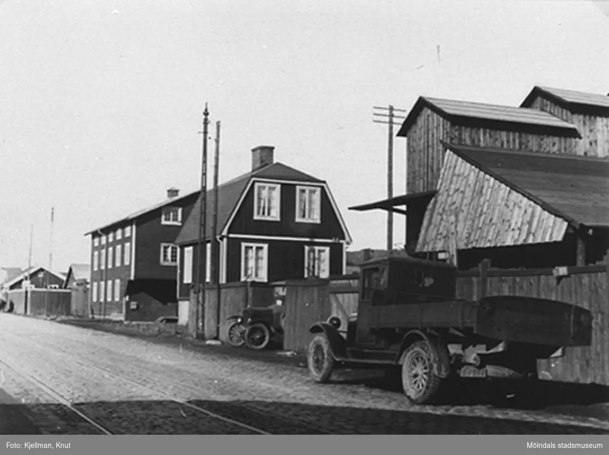 Till vänster: Elektriska kvarnen på Göteborgsvägen 14. Till höger: Fagerbergs bilar och anläggningar, 1930-tal.