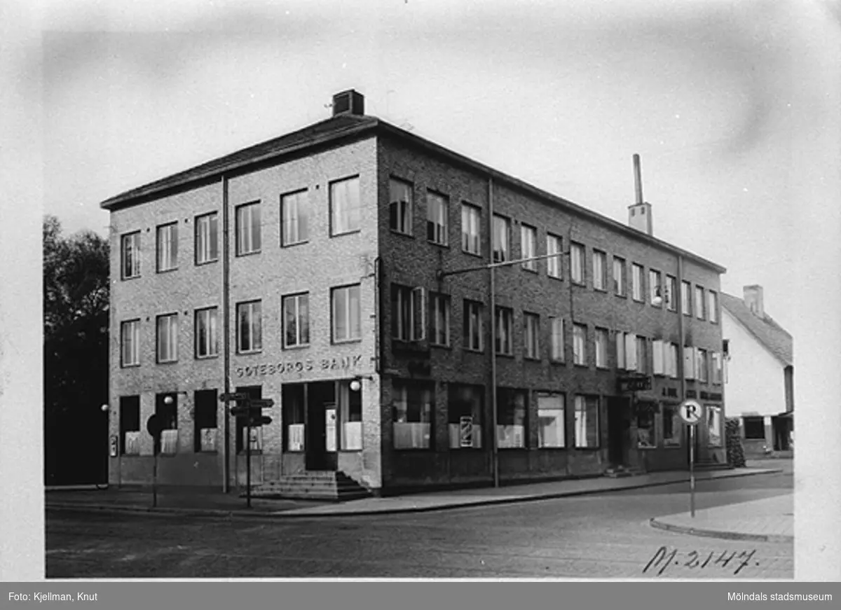 Hantverkshuset (byggt 1932) på Kungsbackavägen 2/Frölundagatan 1 vid 1950-talets början. Det inrymde Restaurang Gillet och Göteborgs bank.