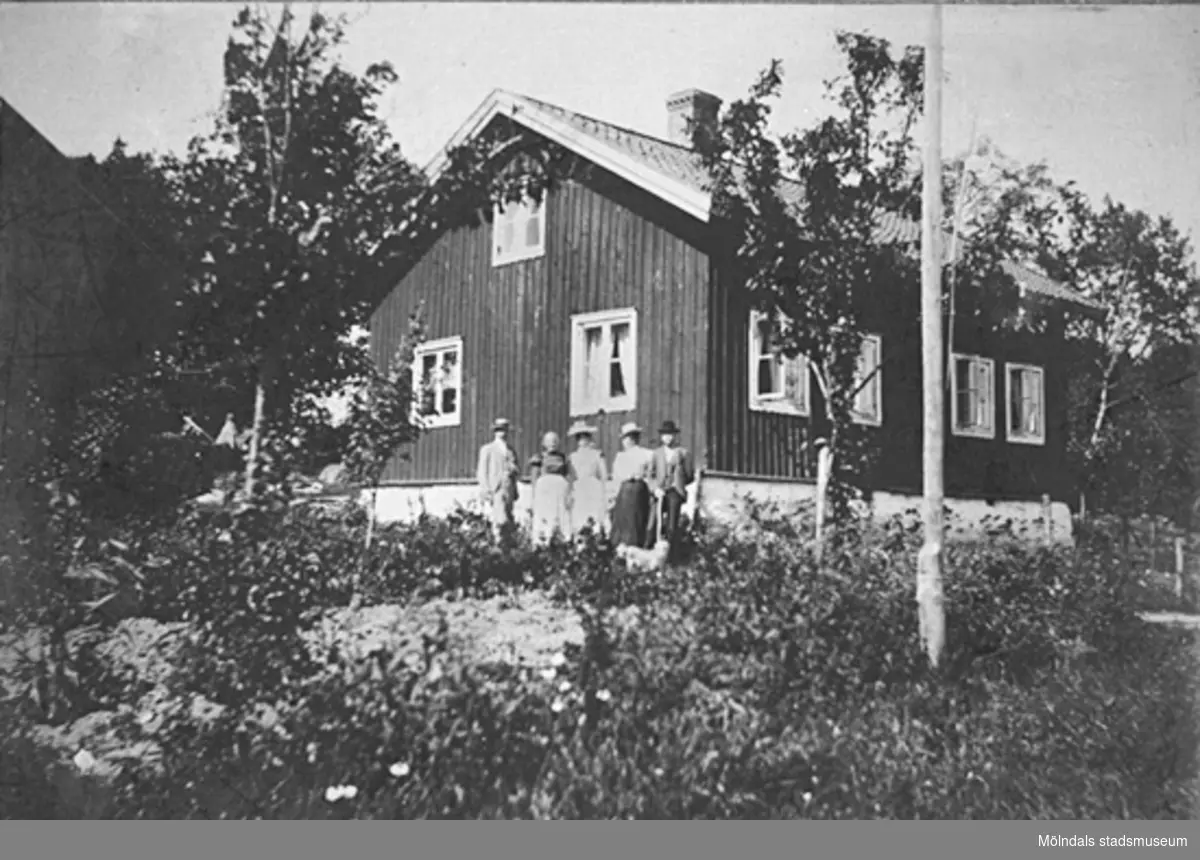 Ingrid Larssons föräldrahem gården "Viktors", "Larssons" i Bölet cirka 1920. Boningshus uppfört efter branden 1876 på Böletvägen i Kållered. Huset revs omkring 1960.