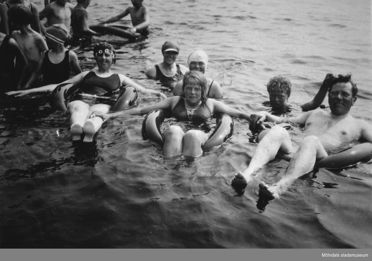 Kvinnor och barn badar i Tulebosjön, 1930-tal. Den piprökande mannen till höger är Karl Alberts. Pojken bredvid honom är Bengt Alberts.