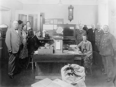 Arboga postkontors personal, från åren 1934 - 1935. 
Rådhusgatan 1. 