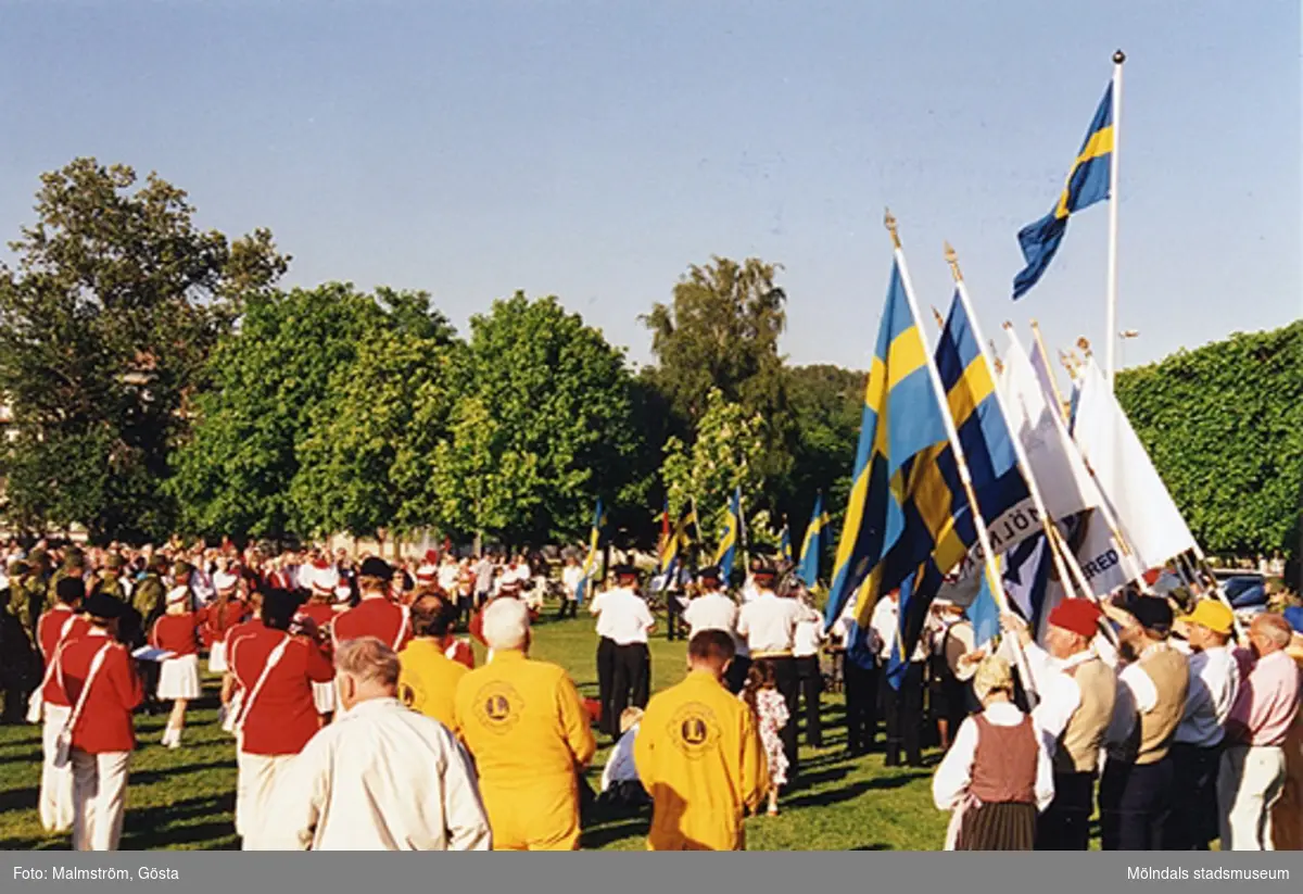 Firande av Sveriges nationaldag och Svenska flaggans dag i Stadshusparken 1997-06-06. Till höger ses bland andra Lars Gahrn.