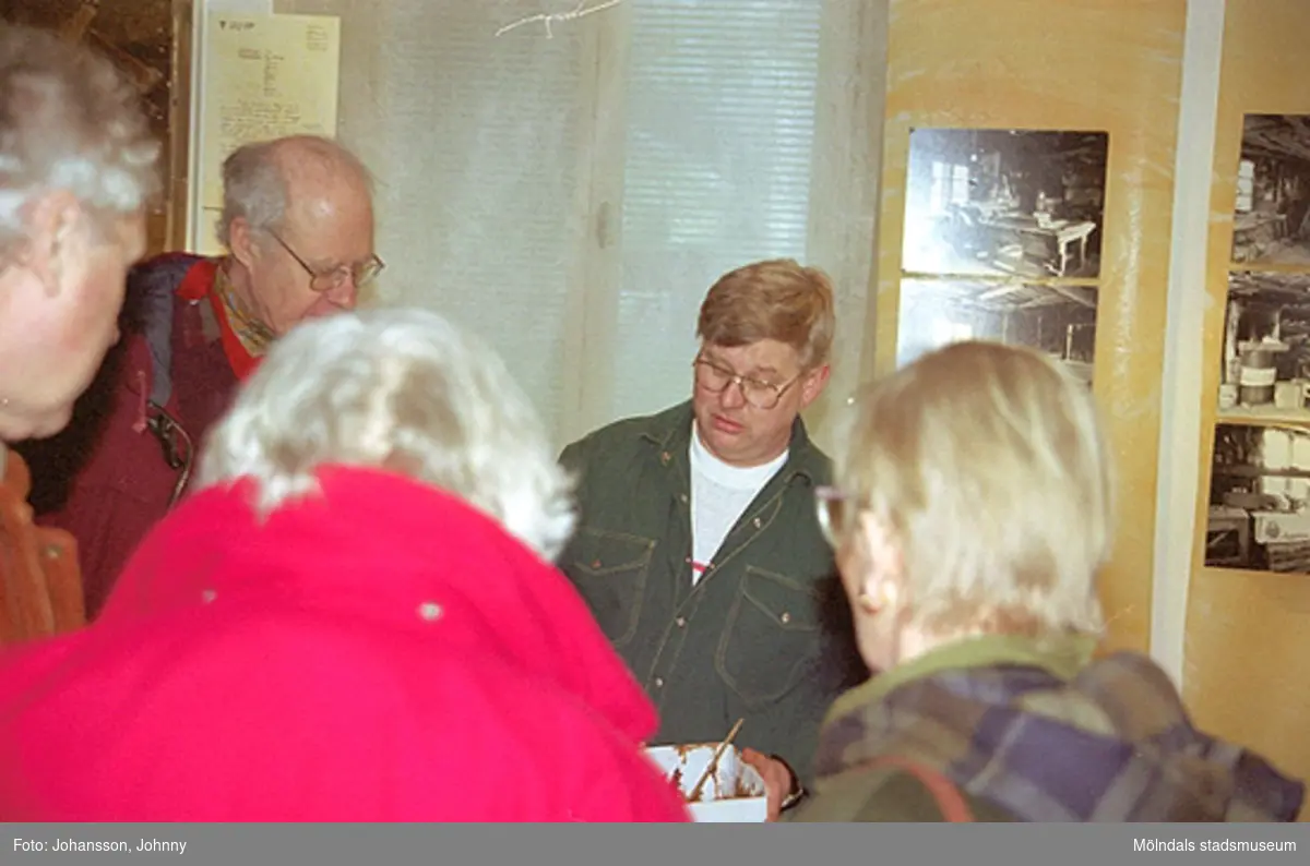 Från familjesöndagen på Mölndals museum 1998-02-22. Alf Garthman (med grön skjorta i mitten) demonstrerar för några besökare hur drickamålning går till.