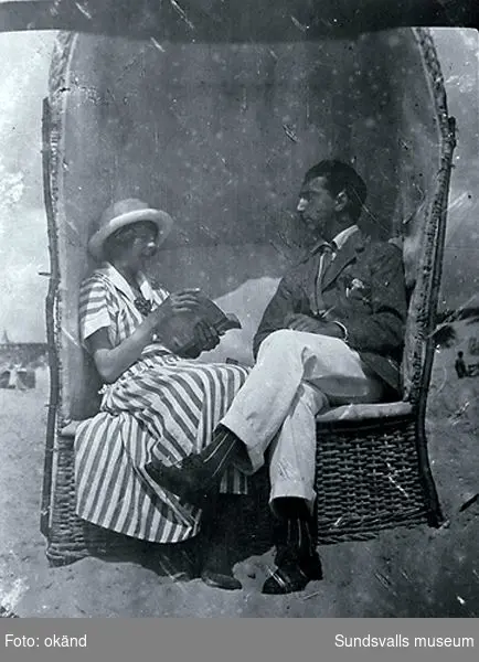 Sigrid Hjertén och Isaac Grünewald på stranden, Fanö, Danmark, 1917.