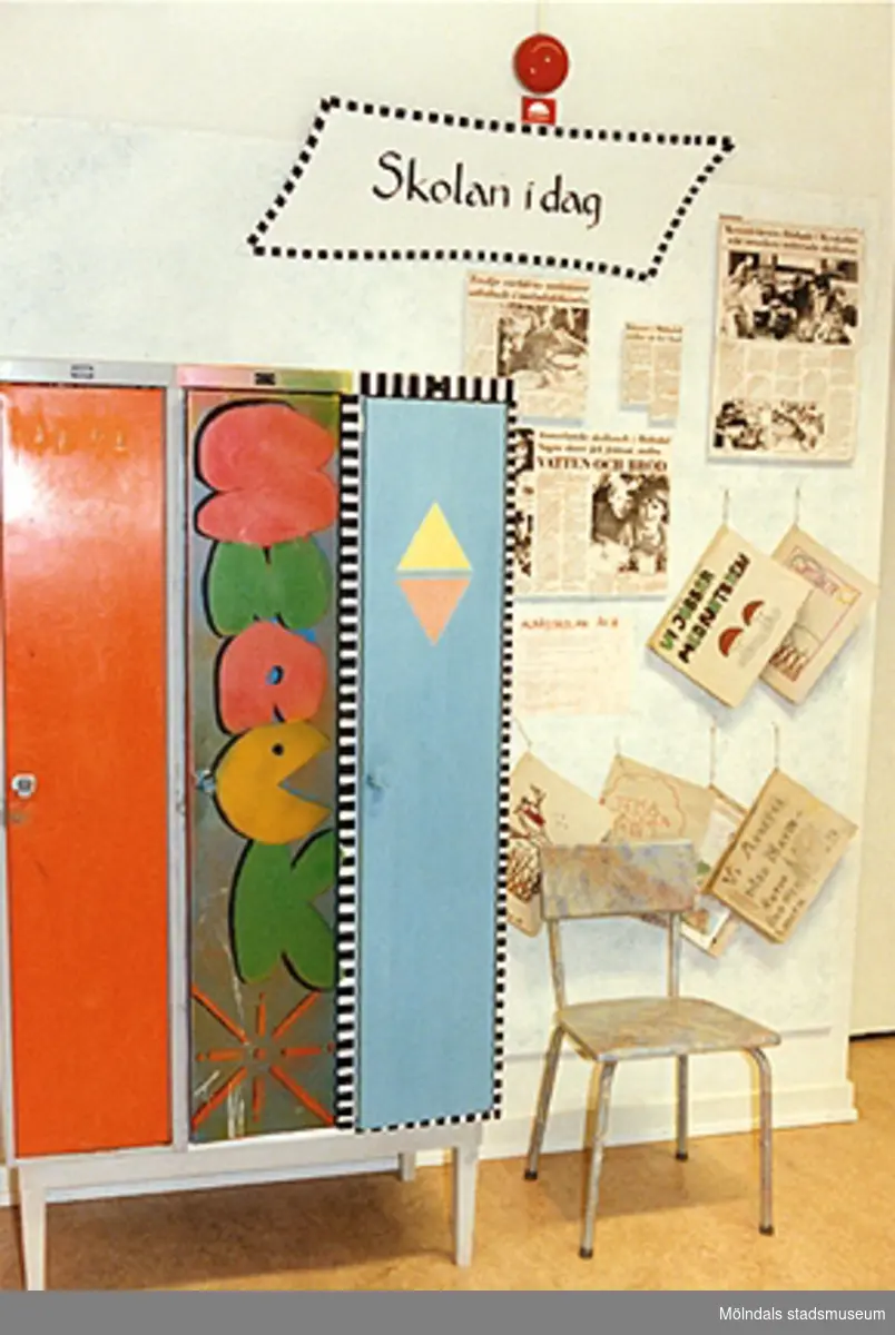 Utställningen "Lära för livet" 12 mars 1988 - 19 mars 1989 på Mölndals museum.
"Skolan idag", tre ihopsatta klädskåp med en stol bredvid.