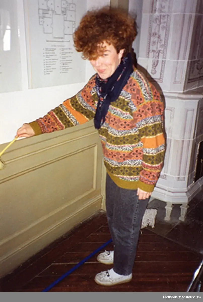 Ulla Hasselqvist städar i fru Halls toalett, herr Halls sängkammare, ovala vestibulen och östra förmaket på övre våningen (rum nr 25, 44, 21 och 53). Cirka 1993.