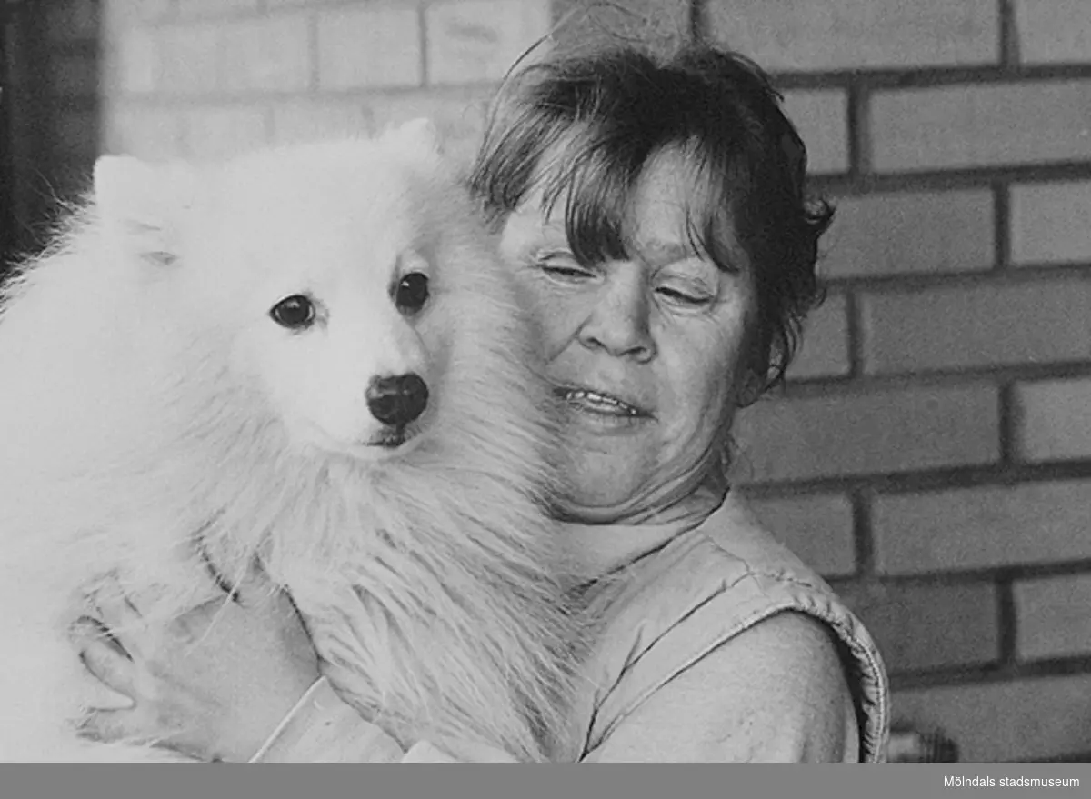 Inga-Lill Lipovsék med sin hund Chico. Bild som användes vid utställningen "Är du inte riktigt klok?" på Mölndals museum 1990.