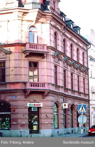 Maskaron på fasaden, Sjögatan 9