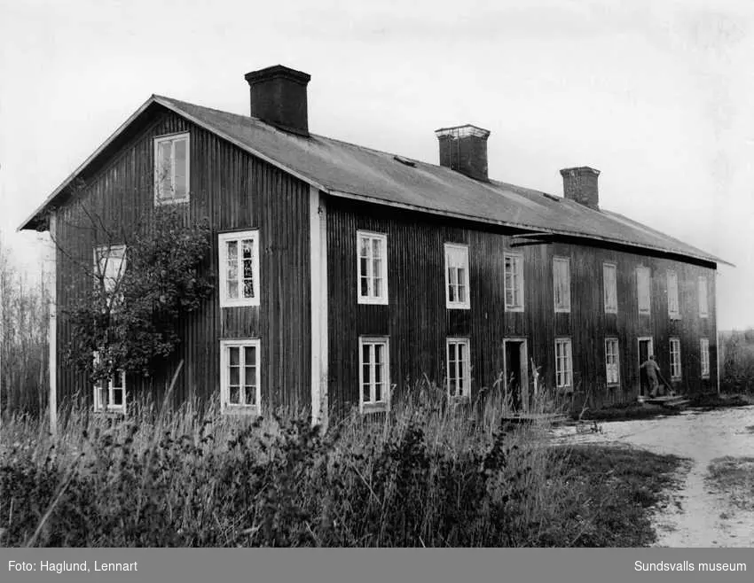 Sågkasern vid Nacka på Alnö. Arbetarbostäder av traditionell typ från sågverksindustrins storhetsperiod.