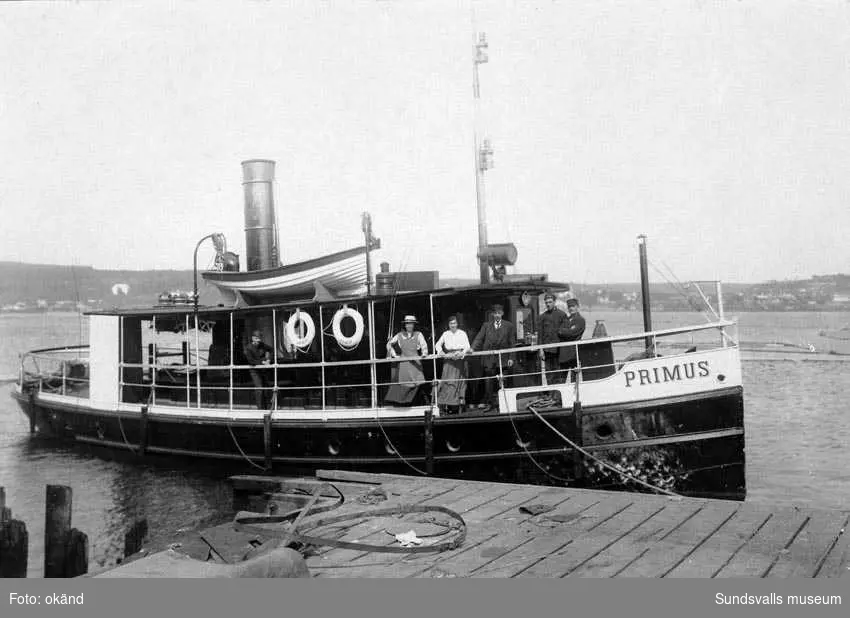 Bogserbåten Primus, byggd 1874 i J W Lindbergs verkstäder i Stockholm. Kom sedan till Mons sågverk. Från 1984 i Medelpads sjöhistoriska förenings ägo.