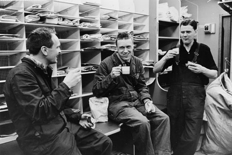 Pkp 94. Fr.v. Anton Berglund, Karl Erik Andersson och Nils
Dahlström tar en kaffepaus.