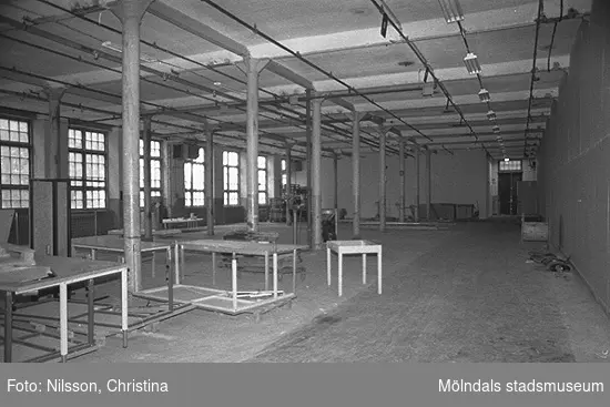 Byggnadsdetaljer: Sal, bord, pelare och fönster i August Werners fabriker i Lindome. Hösten 1994.