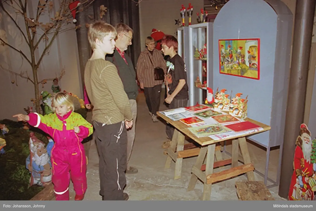 Besökare vid invigningen av tomteutställning på Mölndals museum 2002-11-30.
Tomteutställningen: 30/11-02 - 1/1-03.