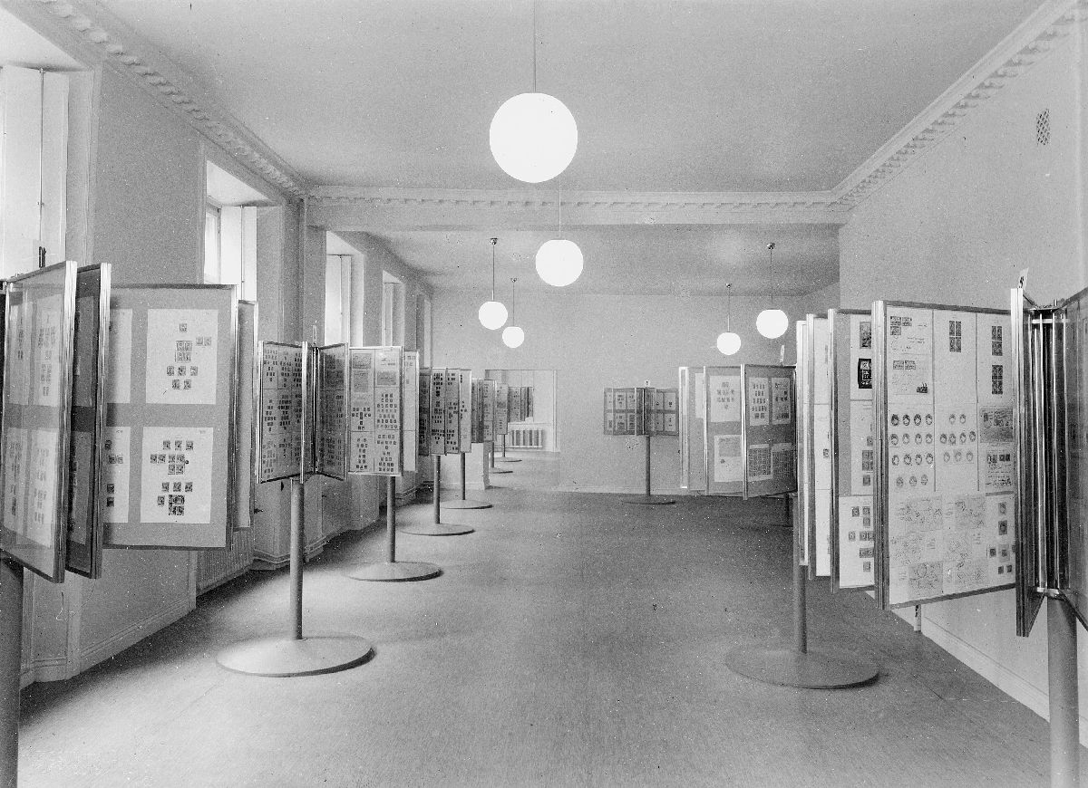 I samband med frimärkets 100-årsjubileum utställdes frimärken ur
Lagerlöfs donation, i våningen på 1 trappa, tiden 6-11 maj 1940.
Svenska frimärkssalarna (fönster utmed Lilla Nygatan).