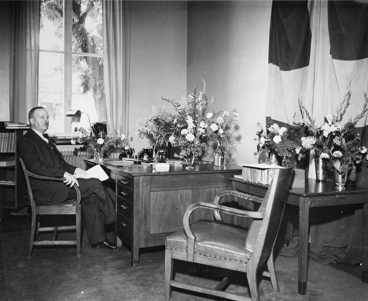 Postmästare Johan Waldemar Ewetz, postkontoret Stockholm 12,
vid sin avgång ur tjänsten 1946.