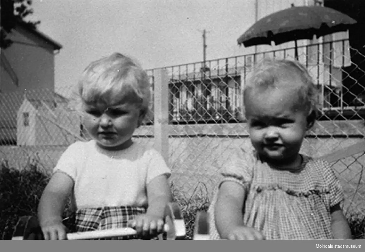 Två barn på Krokslätts daghem, Dalhemsgatan 7 i Krokslätt, 1948 - 1951.