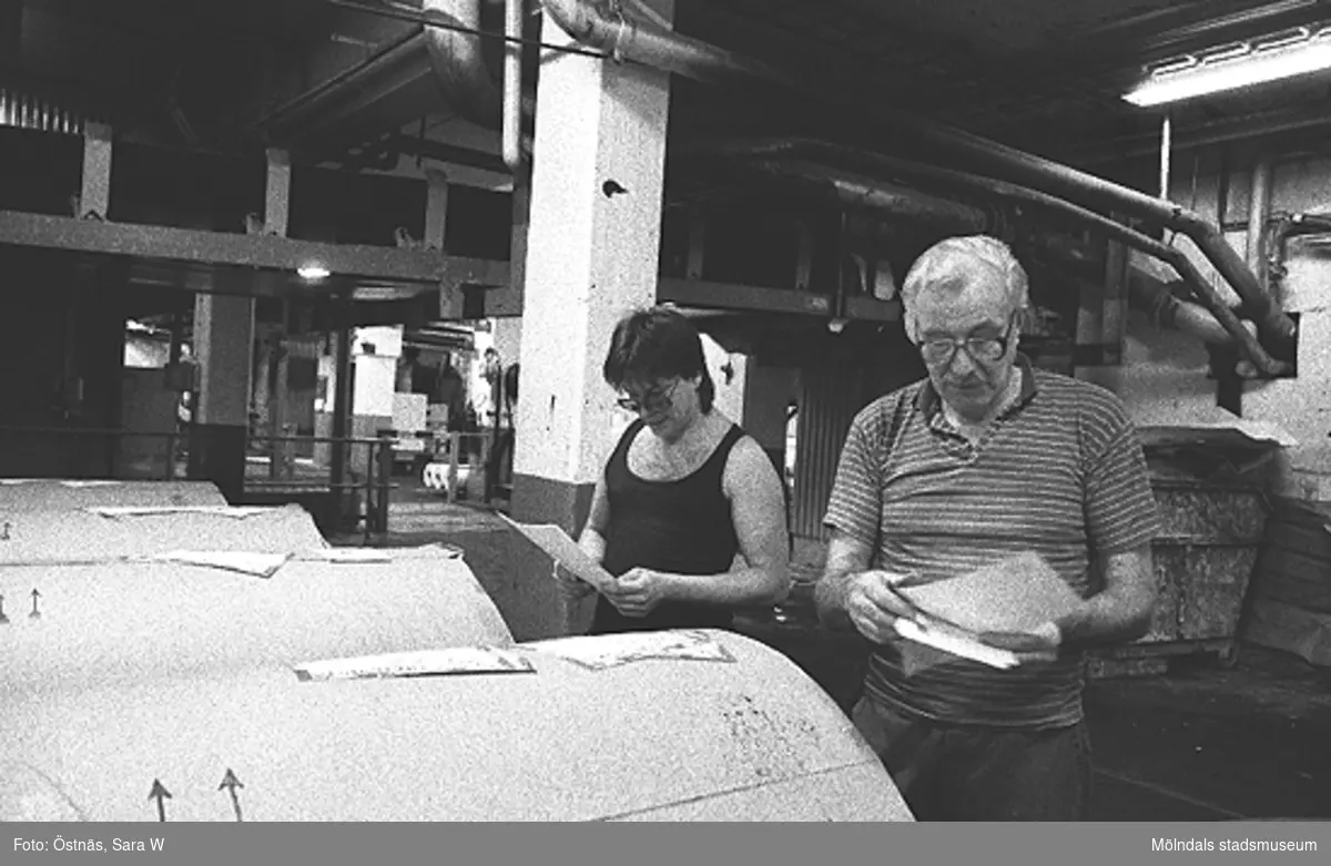 Arbetare vid pappersfabriken, Slawomir Ribjer ses till vänster, 1980-tal. 
Bilden ingår i serie från produktion och interiör på pappersindustrin Papyrus.