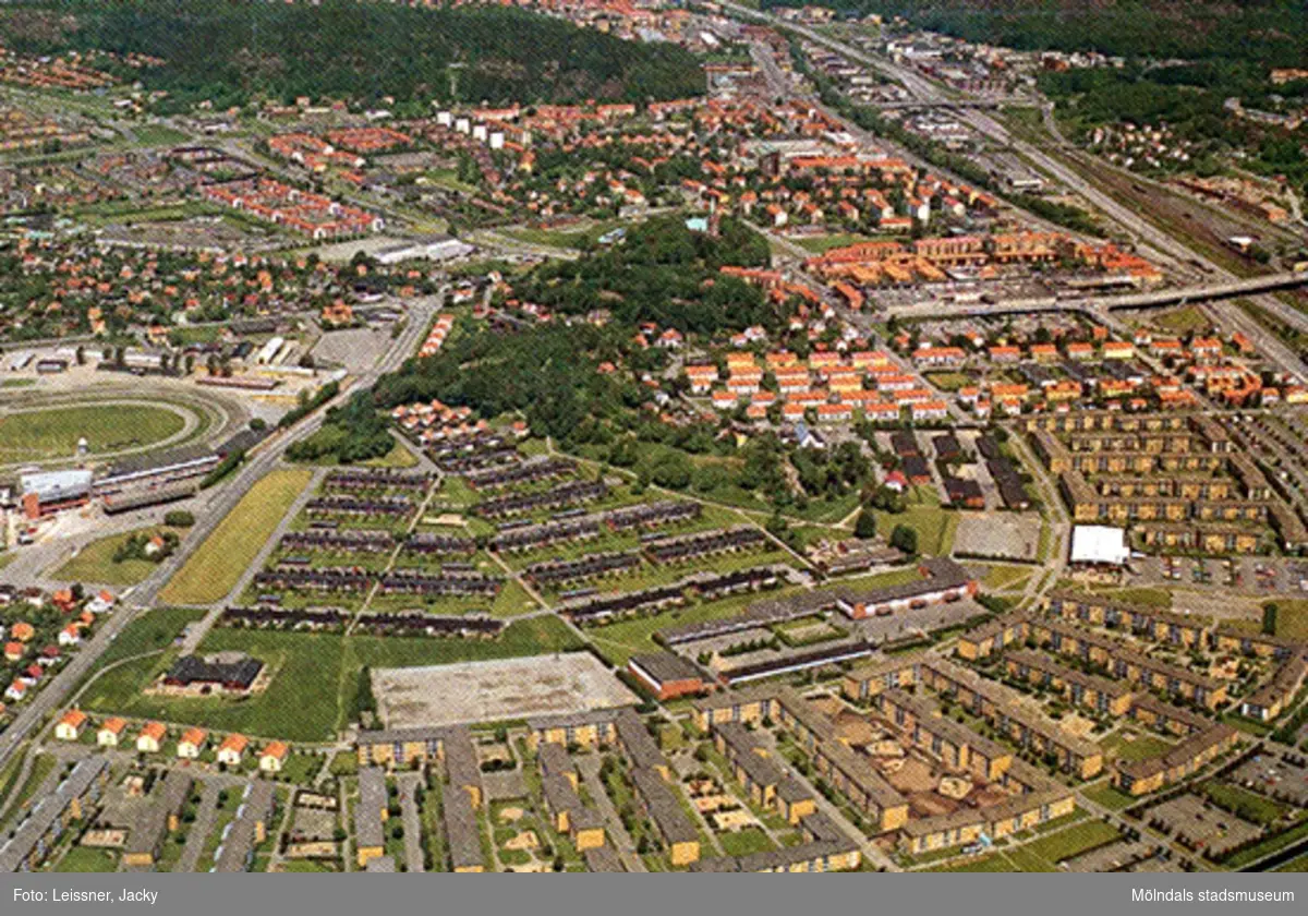 En flygbild över Åbyområdet med Mölndalsbro, Bosgården och Solängen i bakgrunden. Det är ett färgvykort som är framställt av GP (Göteborgs Posten) någon gång på 1980-talet.