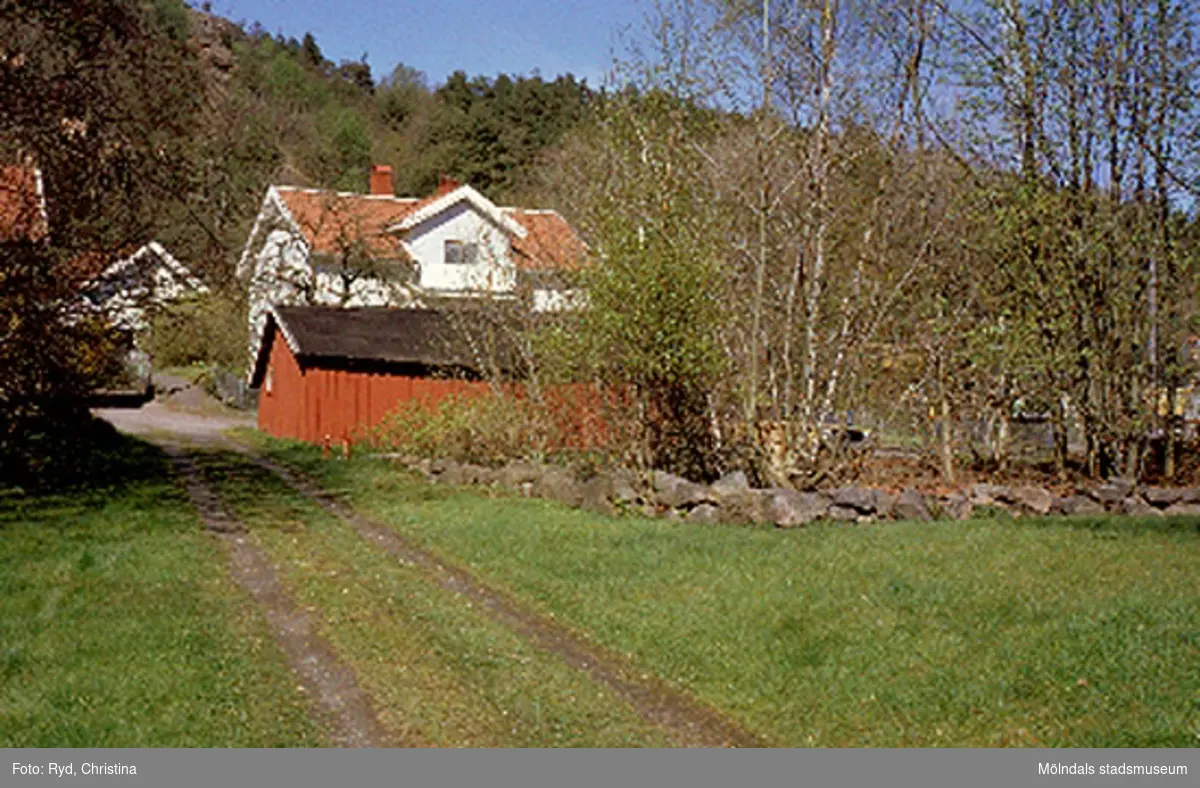 Bostadshus med ekonomibyggnader på Wättnegatan, Toltorp 1:241, Toltorpsdalen maj 1991.