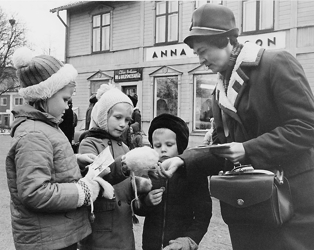 Postvärdinnan Inger Svärd, från Poststyrelsens PR-Avdelning, med
köpsugna Trosa-barn.