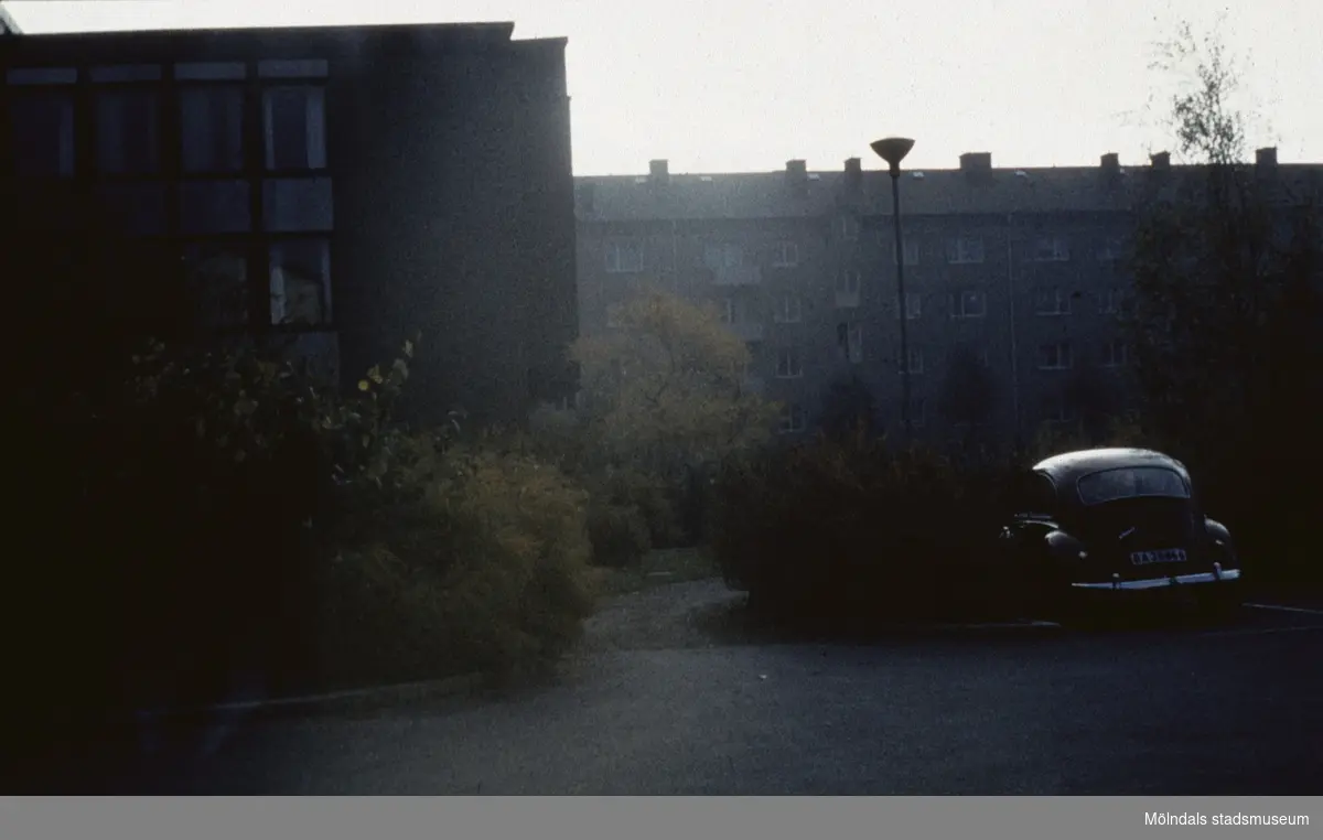 Närmast till vänster ses stadshuset i Mölndal, i bakgrunden bebyggelse utmed Tempelgatan. 1970-tal.