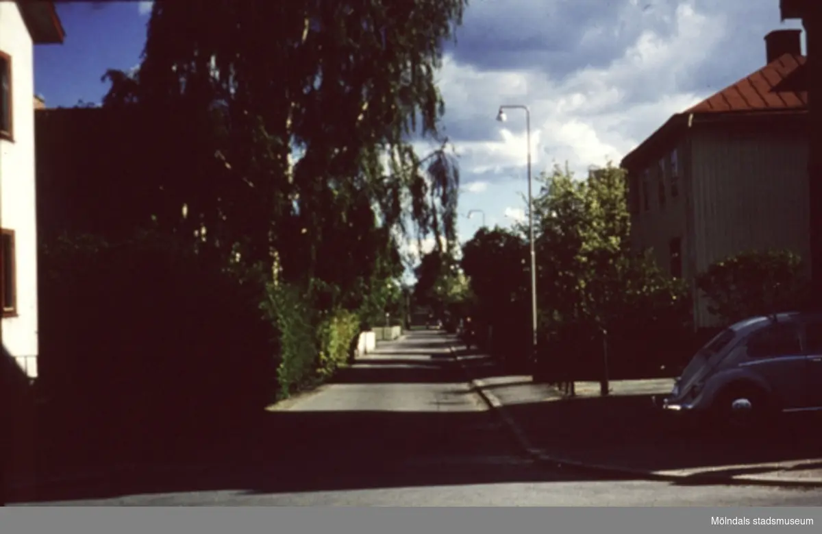 Bostadshus längs Villagatan i Mölndal, år 1971 - 1972.
I huset till höger, bodde i bottenvåningen murare Björkman, med hustru Elsie (syster med frisör Carl Ruppel) och sönerna Bert och Roger. Flyttade sedan till Hulelycksgatan.
Bakom björkarna finns målare Walls hus.