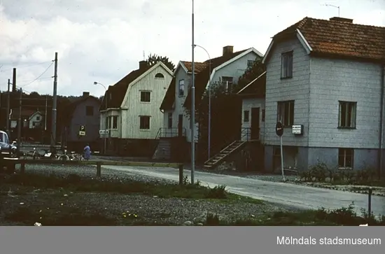 Bostadshus längs Barnhemsgatan i Mölndal, år 1971 - 1972.